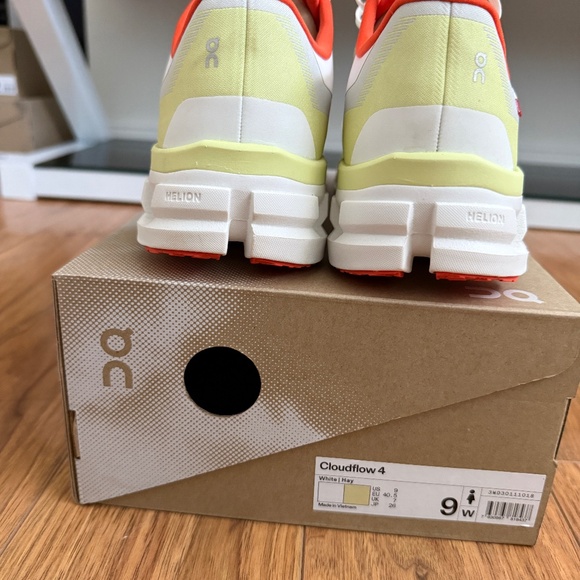 On Running Cloudflow 4 – Women’s Size 9 – White/Hay – Worn Once - Picture 5 of 7